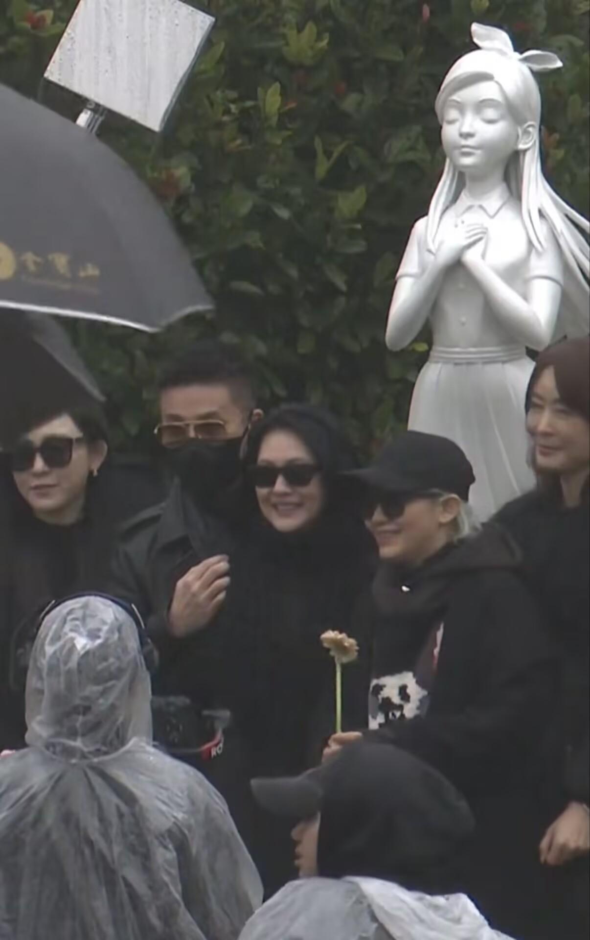 关于大S的骨灰被家人做成项链分给别人，有网友评论：谁把我妈的骨灰做成项链到处分，