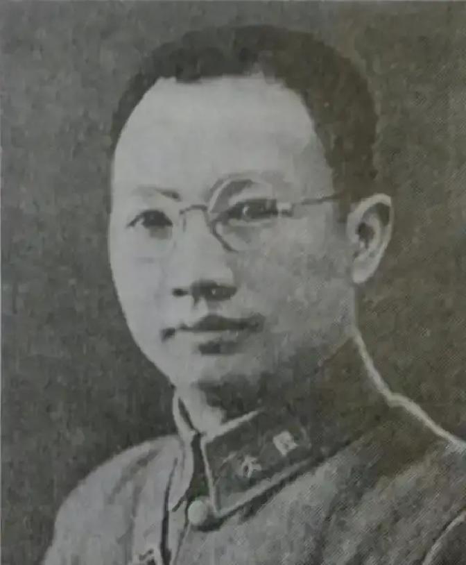 1948年国民党将领刘伯龙驻军贵州时，一个军官看上了他的妹妹，登门提亲。刘伯龙大