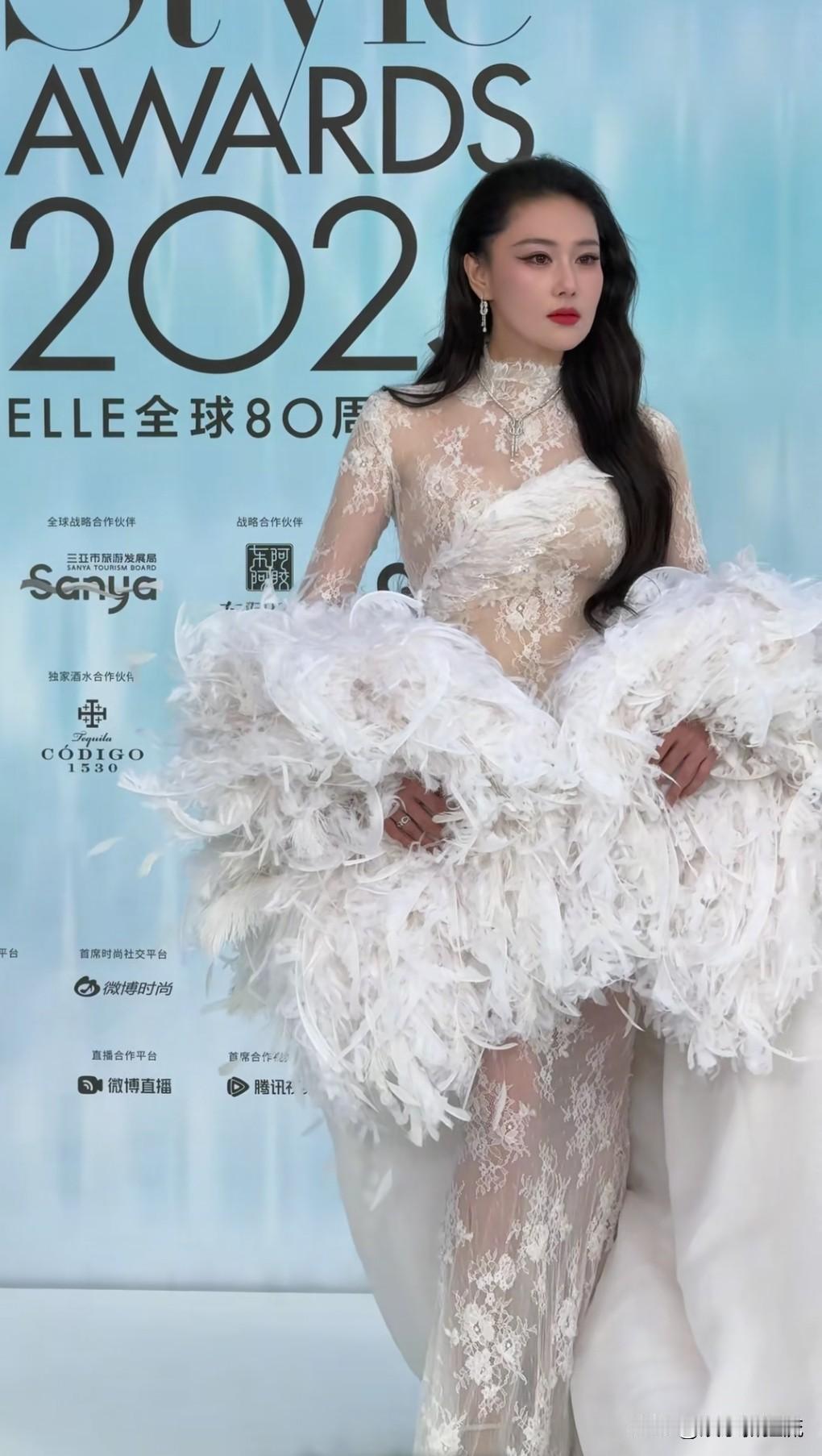 张馨予似乎有段时间没出现在公众视野了,近日她参加Elle80周年活动,走上红毯,