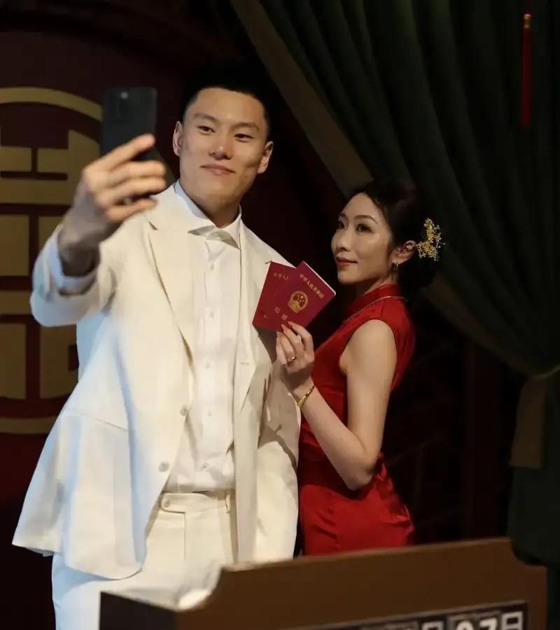 上海男篮的李弘权可谓爱情事业双丰收，休赛期的他生活美满且幸福，如今已经开始投入训