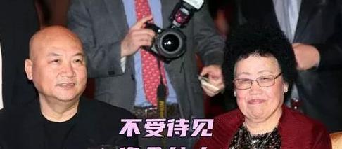 唐僧迟重瑞爱得有多卑微，从他在陈丽华面前小心翼翼、战战兢兢的表现就可以看得岀来。