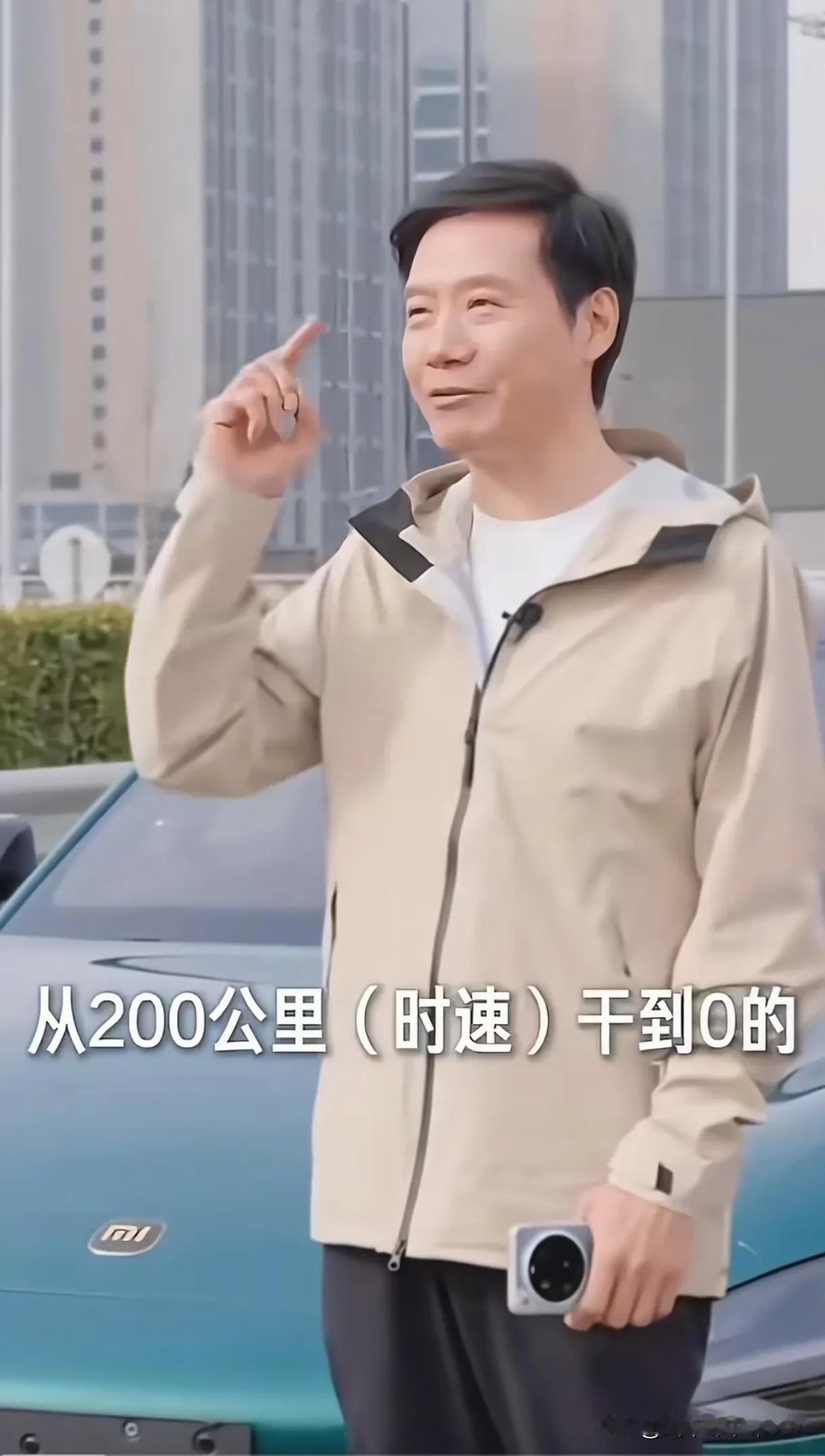 我们再来算一下200km/h的速度干到0，瞬间刹停，刹车距离是多少米？瞬间是多