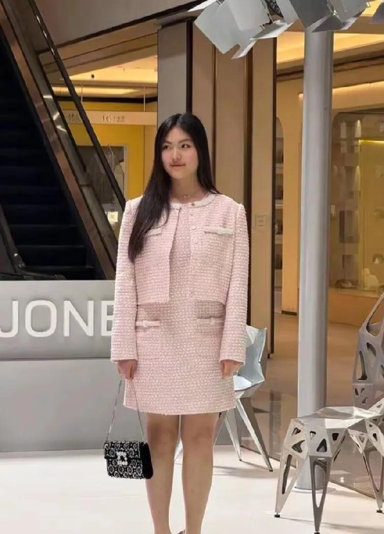 这个才是她最真实的样子吧？体型粗壮，应该是一直就没瘦下来，完全和妈妈李湘的体型