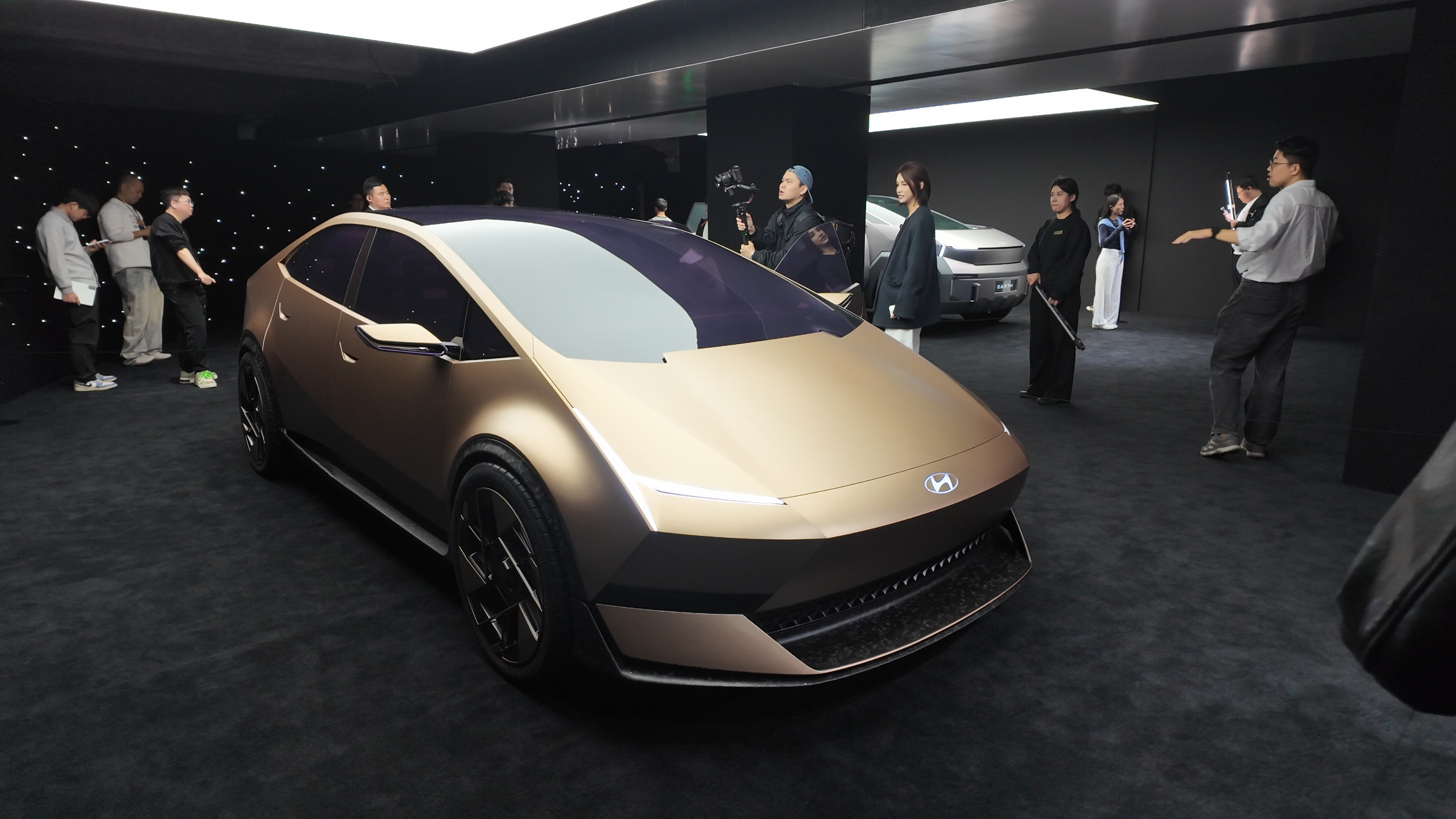 科幻！现代IONIQ艾尼氪概念车图1是VENUSCONCEPT，图2是教授和E