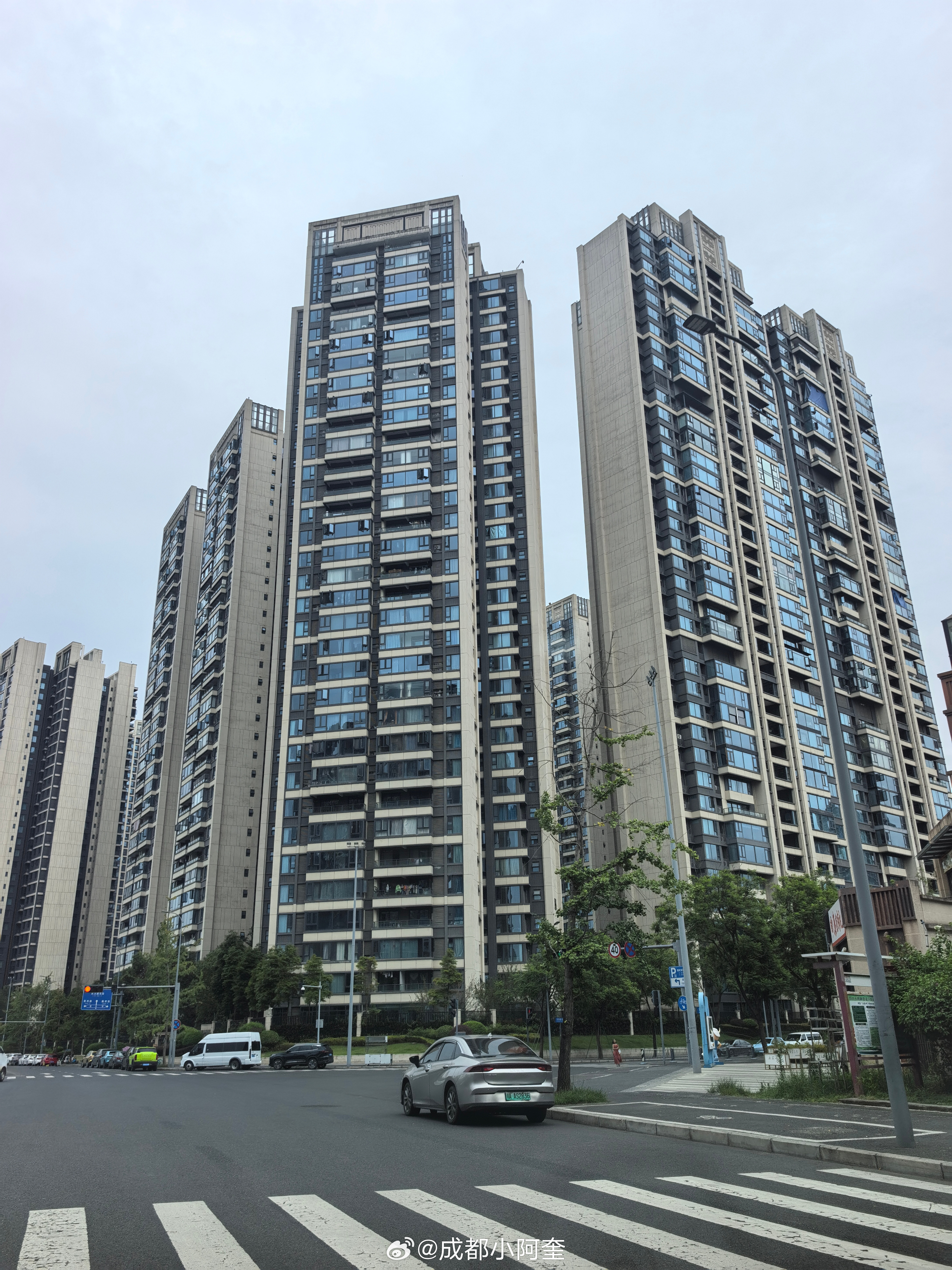这个地方靠二绕了，虽说离了成都天府中心30多公里，但从小区的封窗来看，入住率
