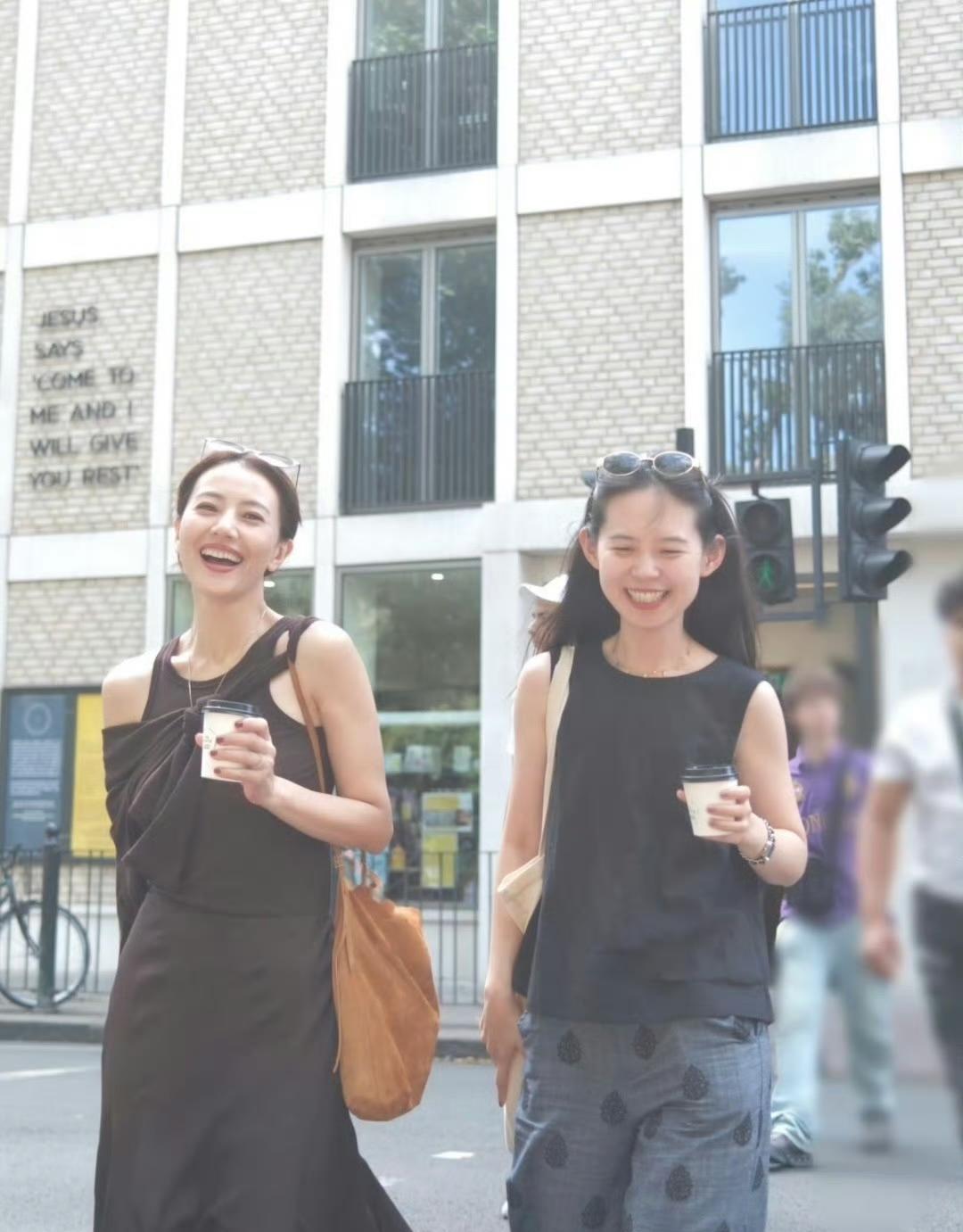高圆圆街拍，由内而外的自信是装不出来的，明艳大气的美丽！