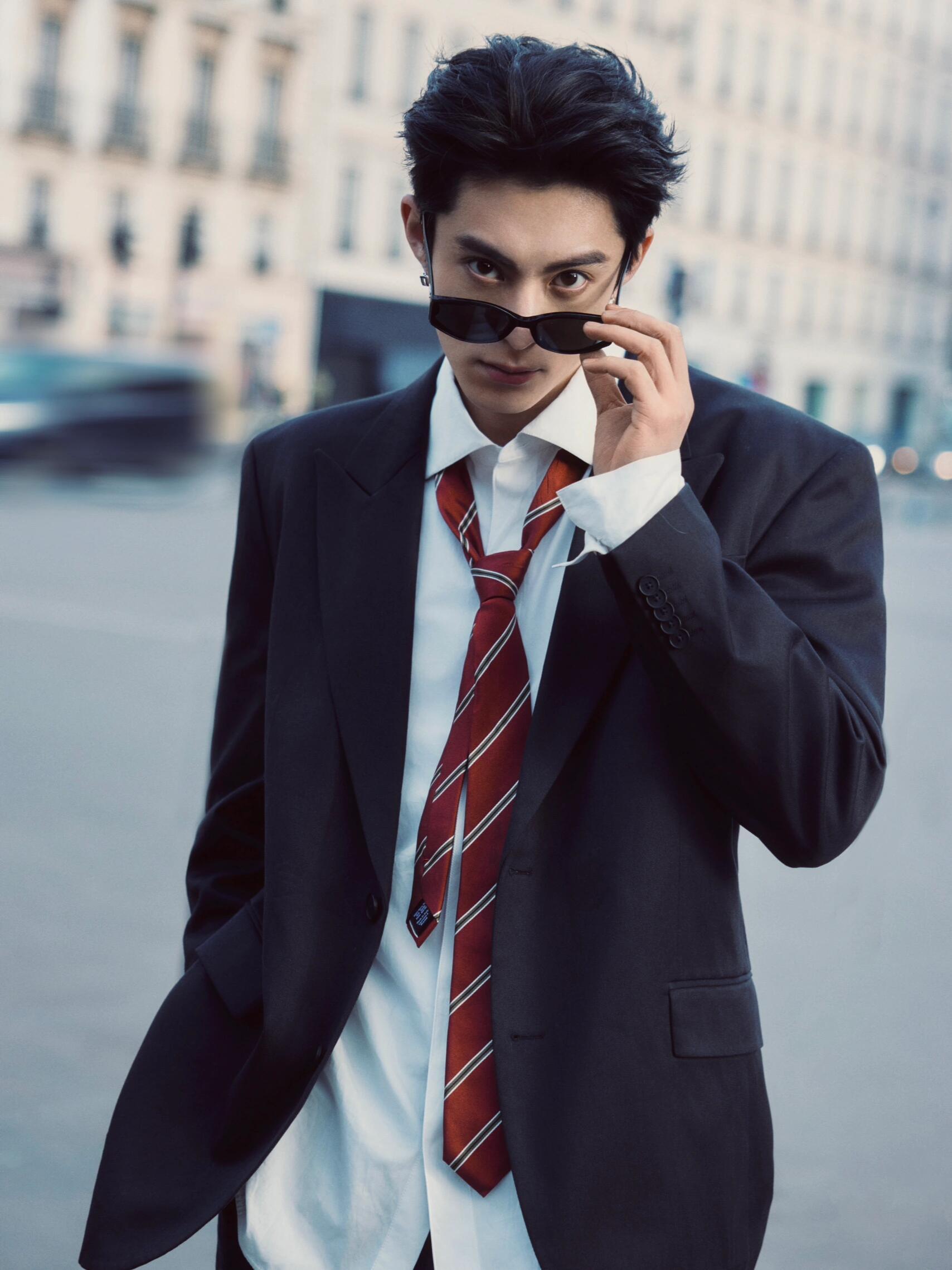 王鹤棣巴黎街拍摄影师晒出王鹤棣一月份在巴黎街头拍下的照片[期待