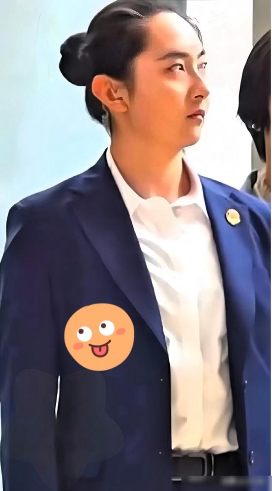 一个女安保，几句话，直接颠覆了郑丽文几十年的认知。人群往前挤，长枪短炮快怼到