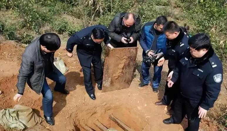 为什么盗墓贼每次都能比考古队更快找到墓穴的位置？因为古人埋人的时候基本都是按照