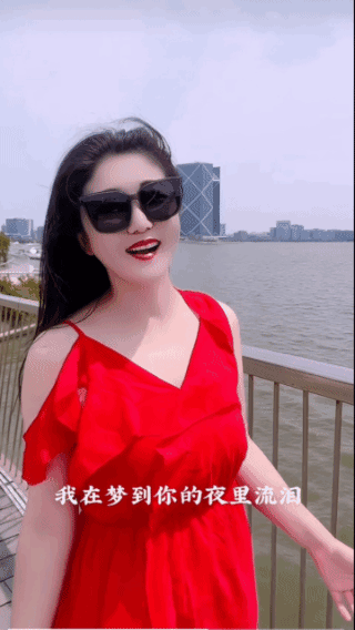 墨镜增添了一丝狂放！