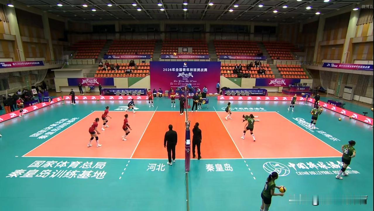 惠若琪和陈平两位排坛名将率领各自球队隔网对抗，赵鸿宇、惠若琪执教的南师大女排与陈