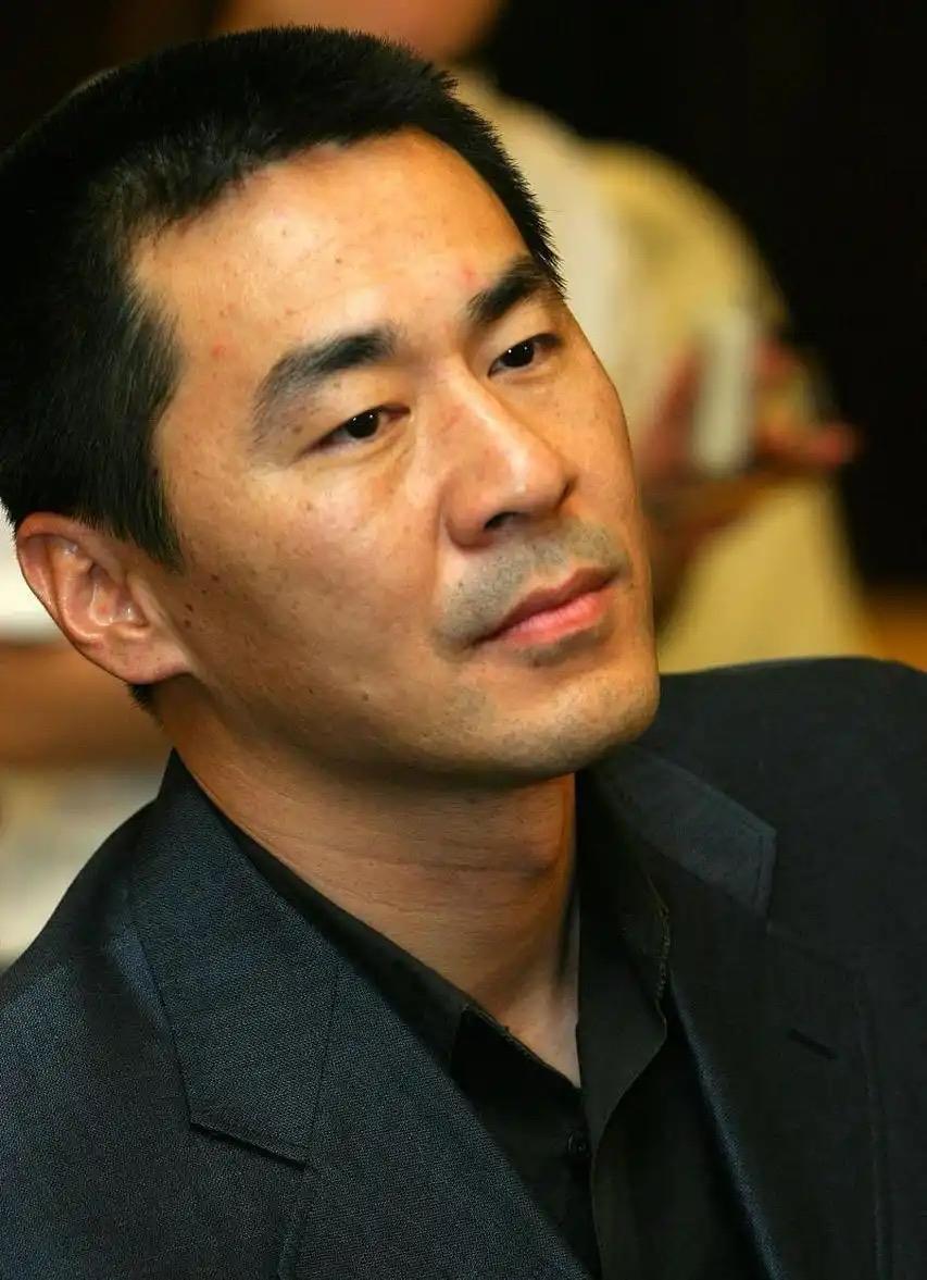 人生没有后退键，有些缘分一旦错过就是永远。最近看到陈建斌在镜头前谈起吴越，眼眶泛