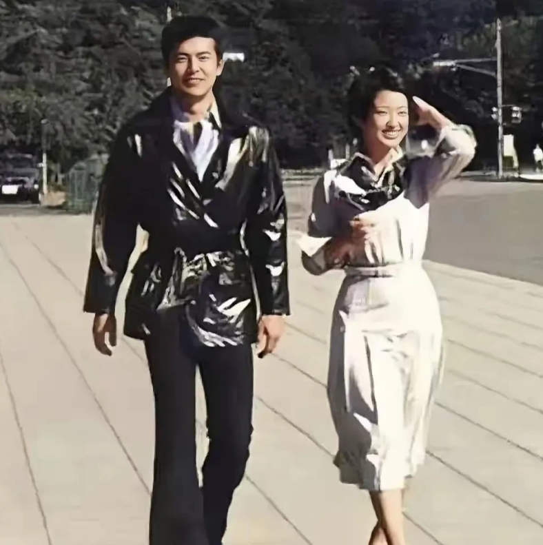 能认出画面中这二位明星演员的，想必是60、70年代的资深影迷。当年，这对金童玉女