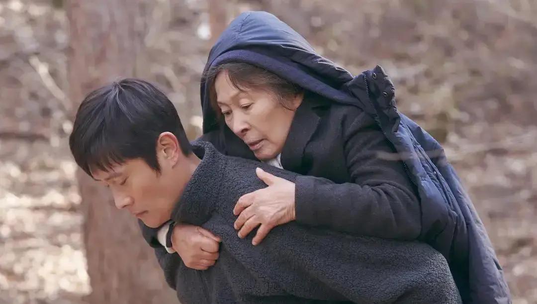 李秉宪又拿青龙奖影帝了。第二次了。靠的是电影《混凝土乌托邦》。评委夸他，在