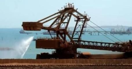 中国买矿石坚持用人民币，不玩美元那一套了。美国让澳大利亚必须用美元卖，结果自己又