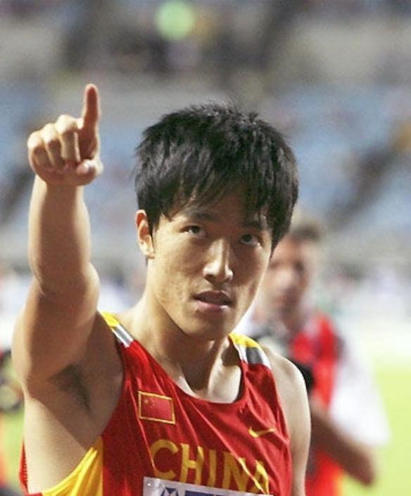2004年刘翔跨栏夺冠后，开发商送他一套225万的房子，谁知他反手把房子送给教练