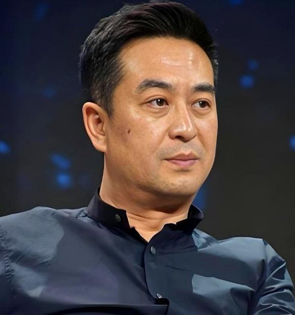 张嘉益的饭局上，聊谁都行，唯独一个名字，谁提谁尴尬。张嘉益毕业于北京电影学院表