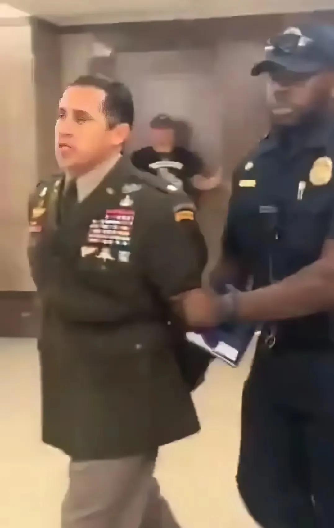 美军开始抓人了！美军中有不少士兵已经出现反战情绪，他们公开在战车上刷反战标语