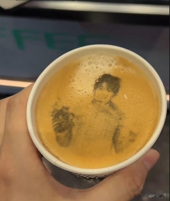 这个咖啡，你舍得喝吗？为了庆祝全红婵复出夺冠，居然有商家整了个“全妹拉花咖啡”，