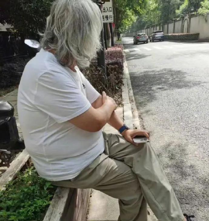 张纪中，让人心酸又心疼。一起车祸，让我肃然起敬！跟别人的车子碰撞，他自报家门