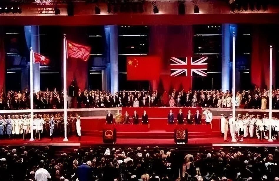 1982年9月24日，这一天本该是属于大英帝国余辉的“高光时刻”。撒切尔夫人踩着