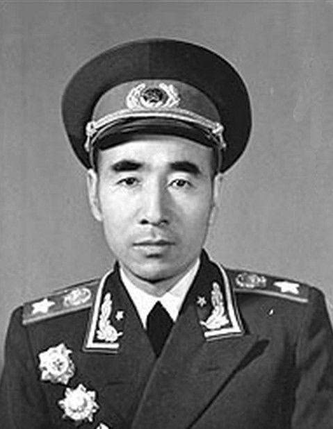 新中国成立后，有一年春节，林彪到苏州去，时任南京军区司令员的许世友和政委杜平等前