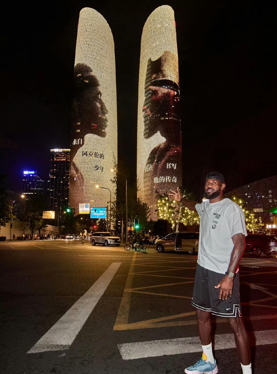 詹姆斯去成都双子塔拍照片了。这是NBA球星在中国的最高待遇了。科比之后，詹姆