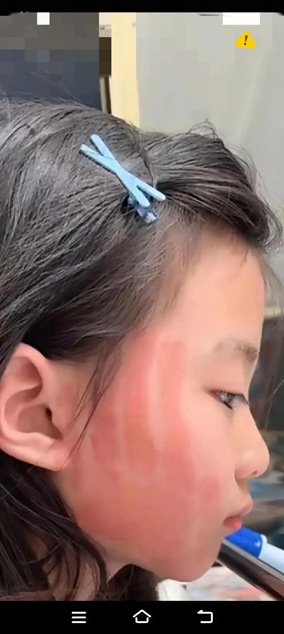 这一巴掌下去，打的是孩子的脸，碎的是妈妈的尊严，更是这对母女之间最脆弱的信任