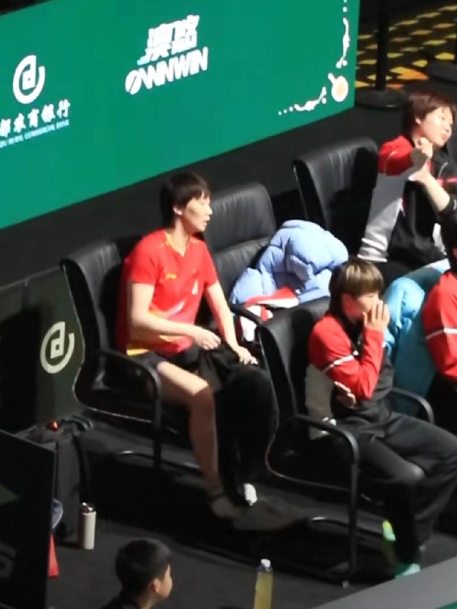 王曼昱穿错梁靖崑裤子，发现腰围太大像水桶！拜托王楚钦帮忙找裤子！成都混合团体世