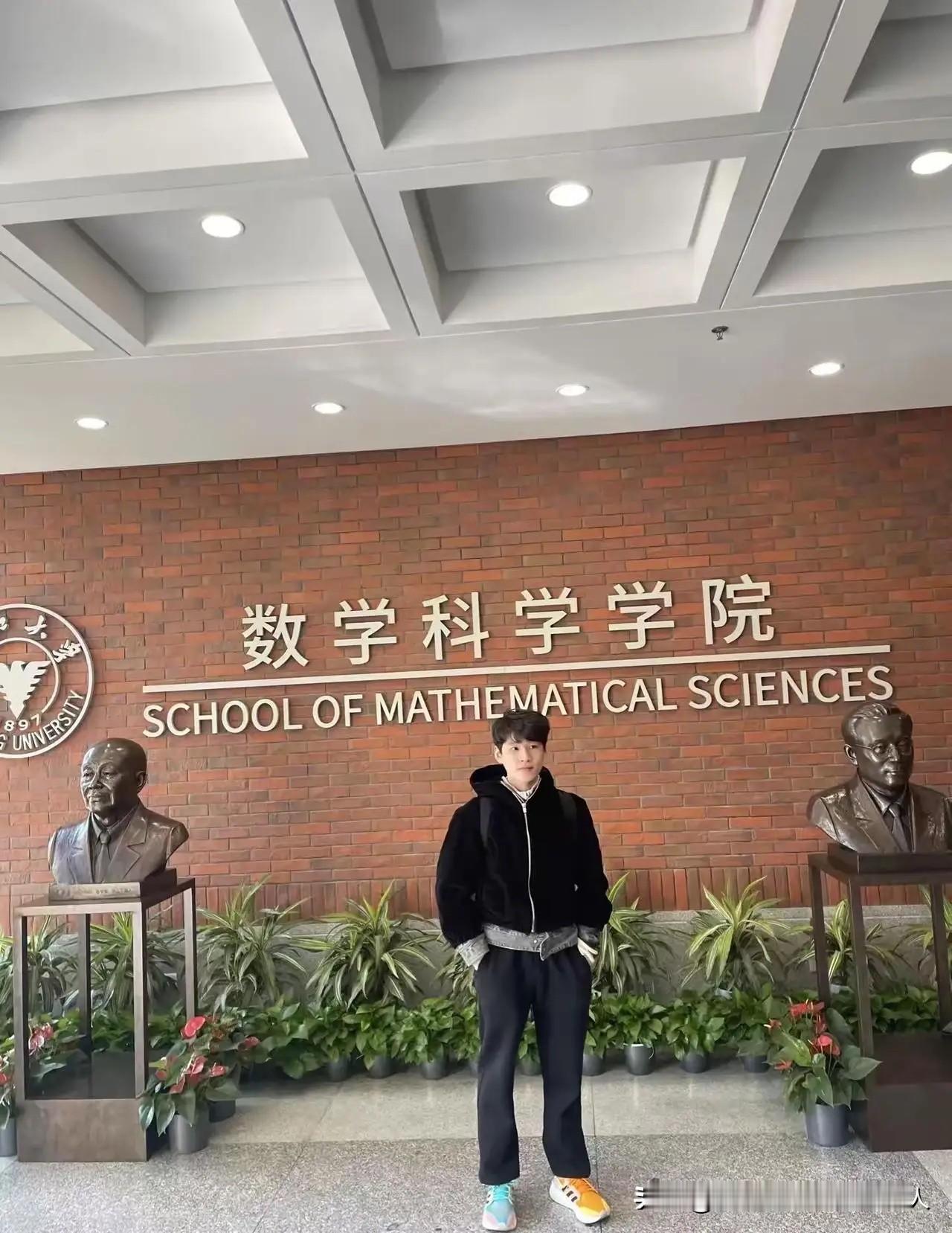 网上有位父亲晒儿子，浙大本科四年，不仅入了党、当了班长、拿了国家奖学金，还直接保