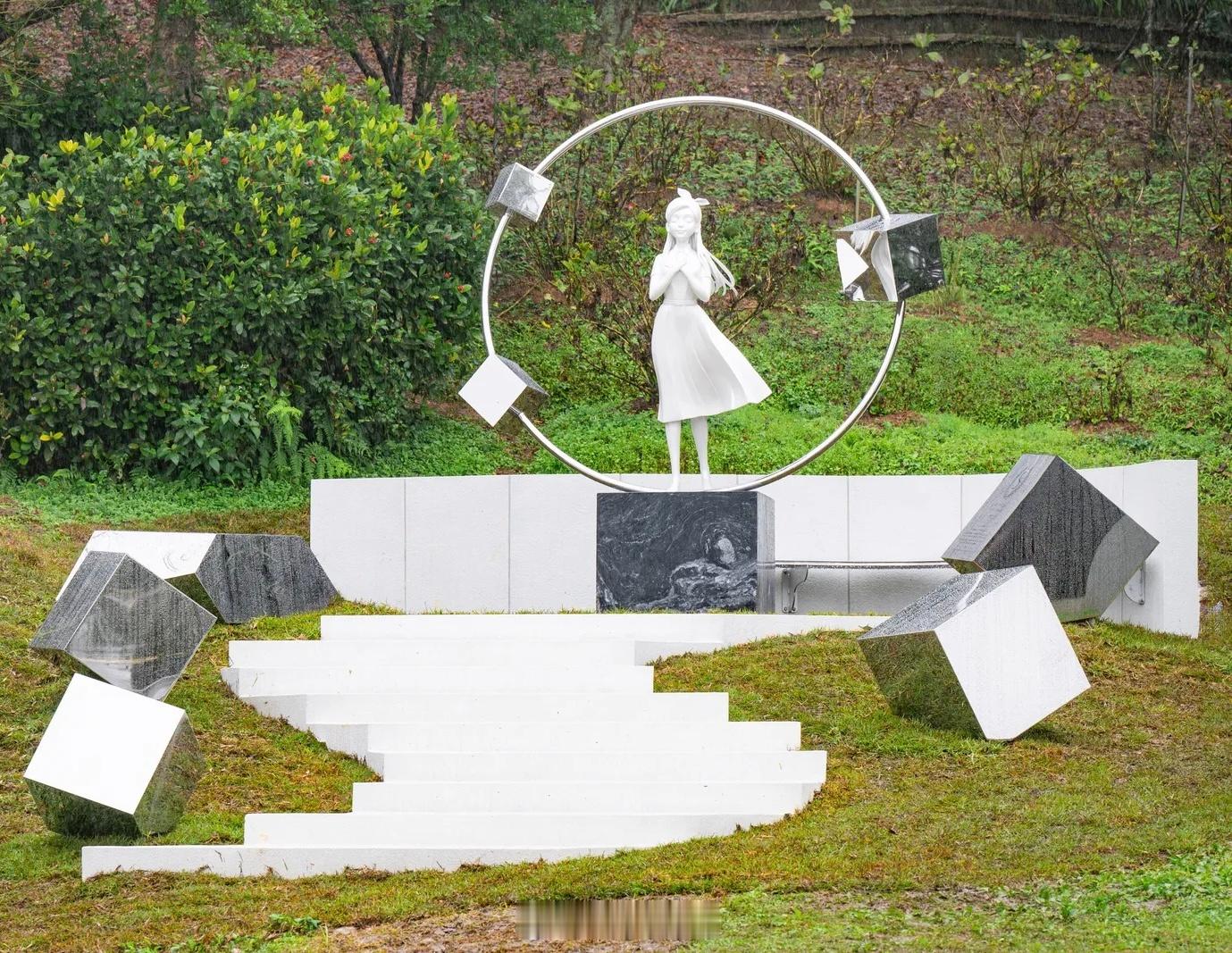 大Ｓ的纪念雕像名为《熙媛的永恒轨道》，由艺术家李承道担任艺术总监，经具俊晔授权完