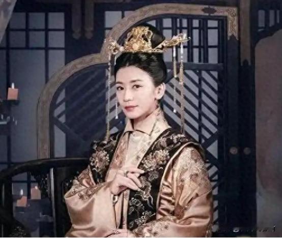 明宪宗朱见深的后宫里塞着18个女人,可史书翻来翻去只记住一个——比他大17岁的万
