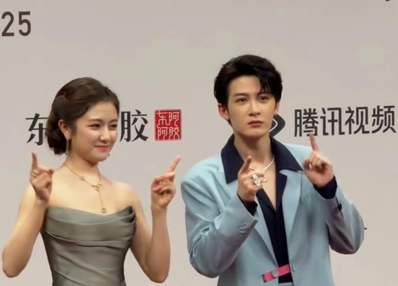 檀健次李兰迪牵手走红毯，他俩上场好像小学生啊，摇摇晃晃的就上来了！人家男士都是矜