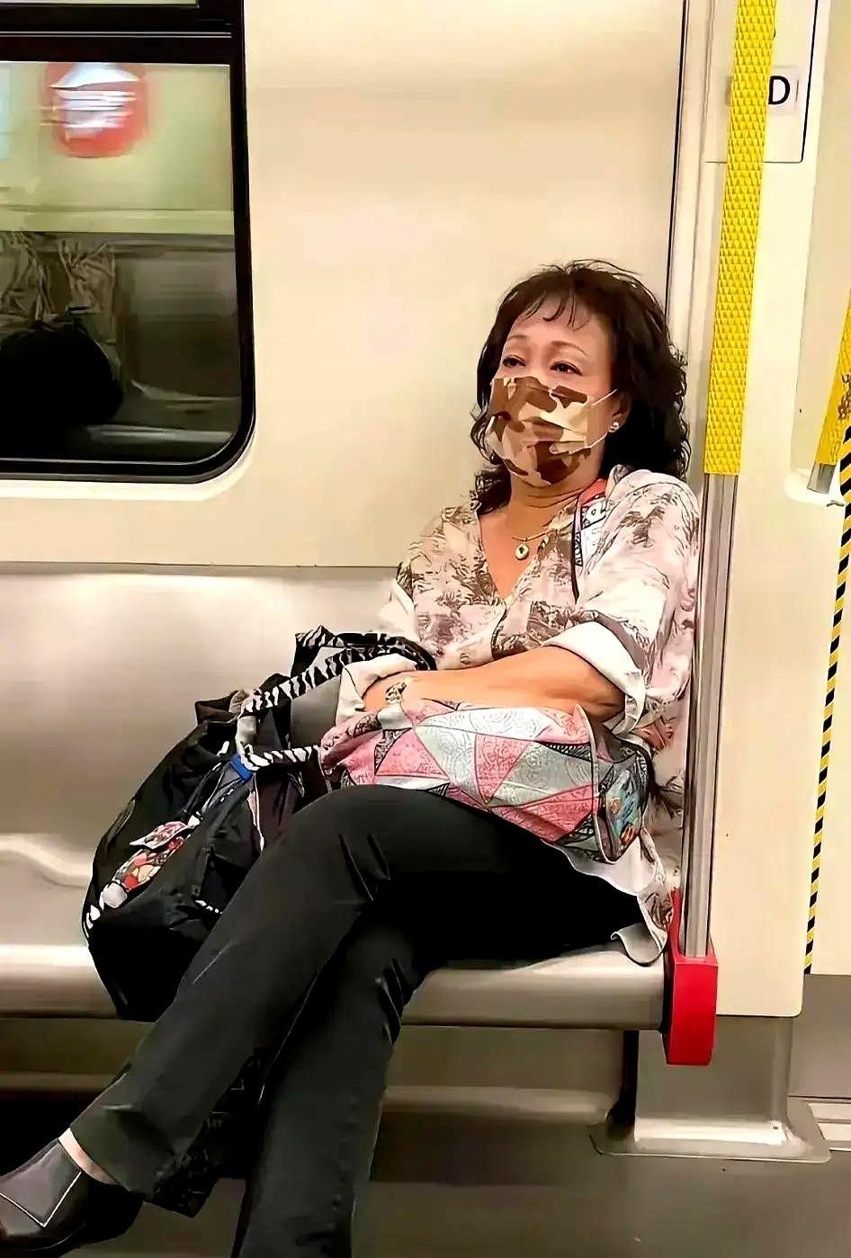 63岁，身家上亿，被偶遇在路边摊嗦粉。这才是顶级富婆的松弛感。别人住豪宅恨不