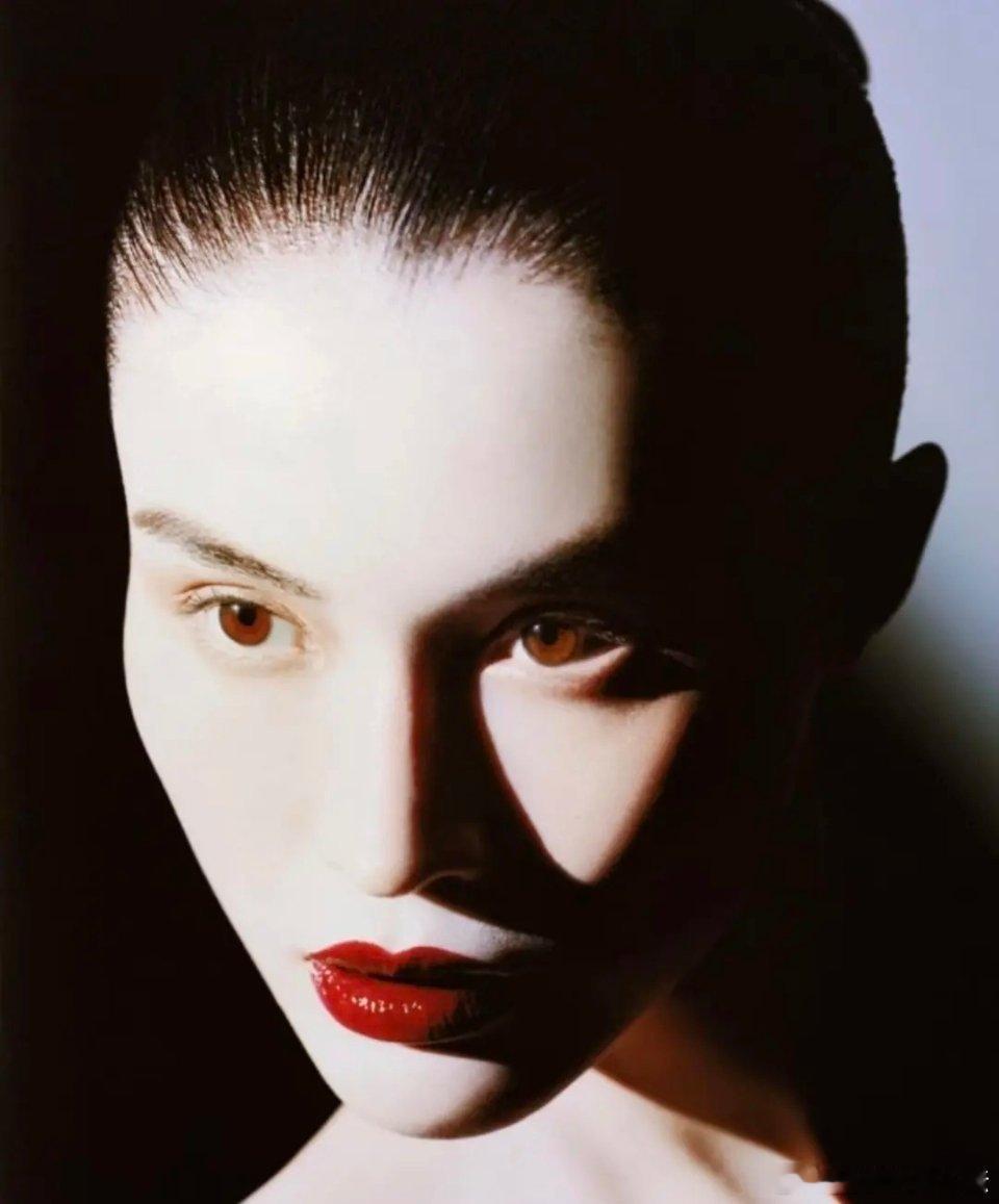 何穗的脸太高级了，还这么紧致，告诉我们有啥秘诀吧