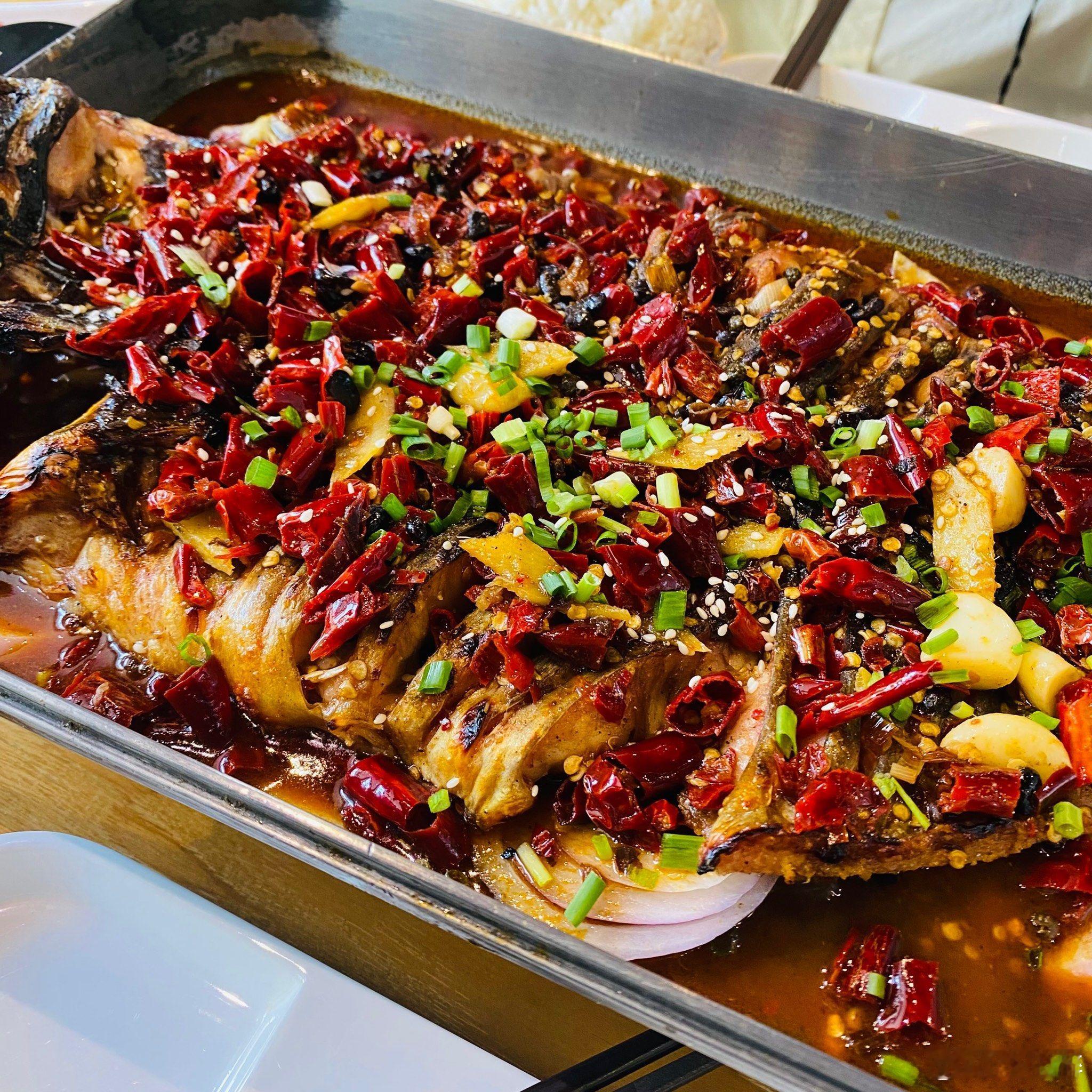 网红烤鱼进店前先花16元排队北京网红烤鱼店排队超火爆，口味口碑与网红效应叠加，又