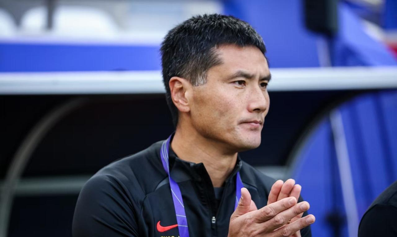 11月5日，中国足协决定选聘邵佳一出任中国男足主教练。据说，是参考郭仕强率中国男