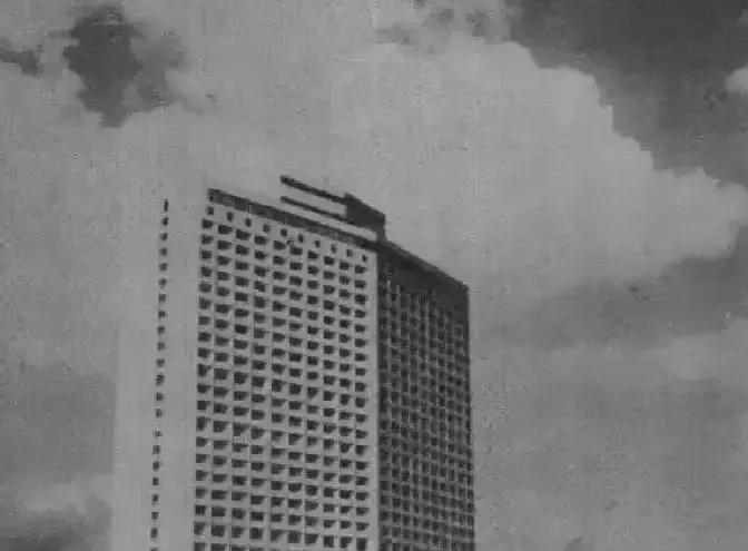 1982年，广州白天鹅宾馆主体刚封顶，军方一纸命令要求楼顶建高射炮台。霍英东彻底傻了眼：放个炮在这里
