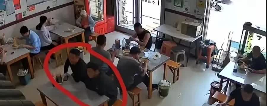 山东两男子吃面忘付款，开车走了40分钟后才想起，他们本来急着赶路，可一商量，竟又