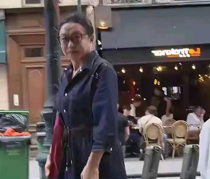 金星在法国街头被偶遇，身材发福，现在长的越来越像男人了。法国果然是个开放之地，这