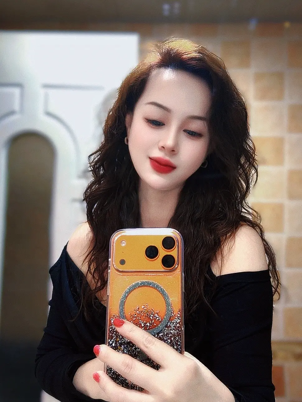 爱滋养人，钱滋养生活，一个知道，一个知足，知道自己想要的，知足自己拥有...