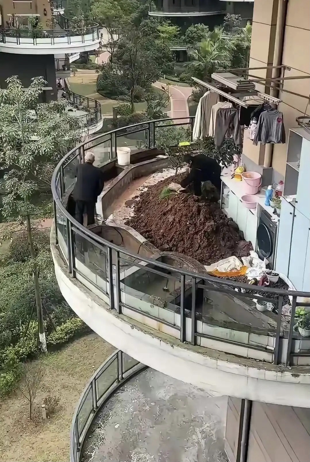 不怕阳台承重不了，塌了吗？