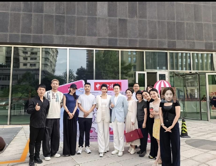 李梓萌与学弟学妹合影，虽然她的脸看着老了，与旁边的学弟学妹有明显的年龄差，但她整