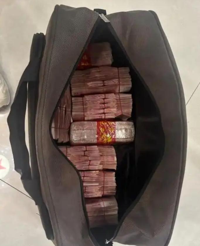 “活该她发财！”6月9日，浙江一夫妻给顾客洗完车后，捡到一个装有40万现金的手提