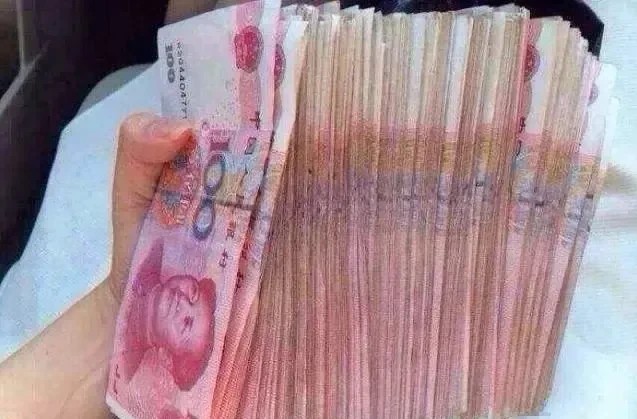 我舅舅是做生意的，家里条件一直很不错。我们家很普通，靠打工过日子，所以舅舅一直看