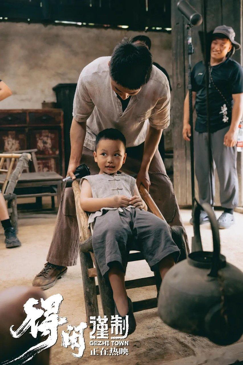 肖战叫小孩哥GO总肖战叫严知度小孩哥GO总，这称呼太有梗啦！GO总小小年纪沉稳得