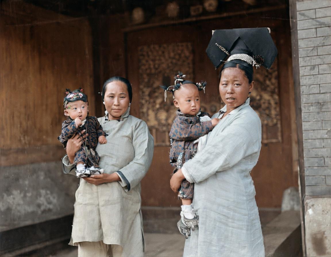 清末，北京，右边戴旗头、穿旗装的是旗人主母；左边梳普通发髻、穿粗布的是汉族奶妈，