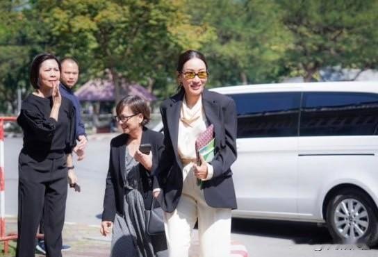 2025年12月1日周一，泰国前总理他信在曼谷空普雷姆监狱，迎来女儿萍通塔与女婿