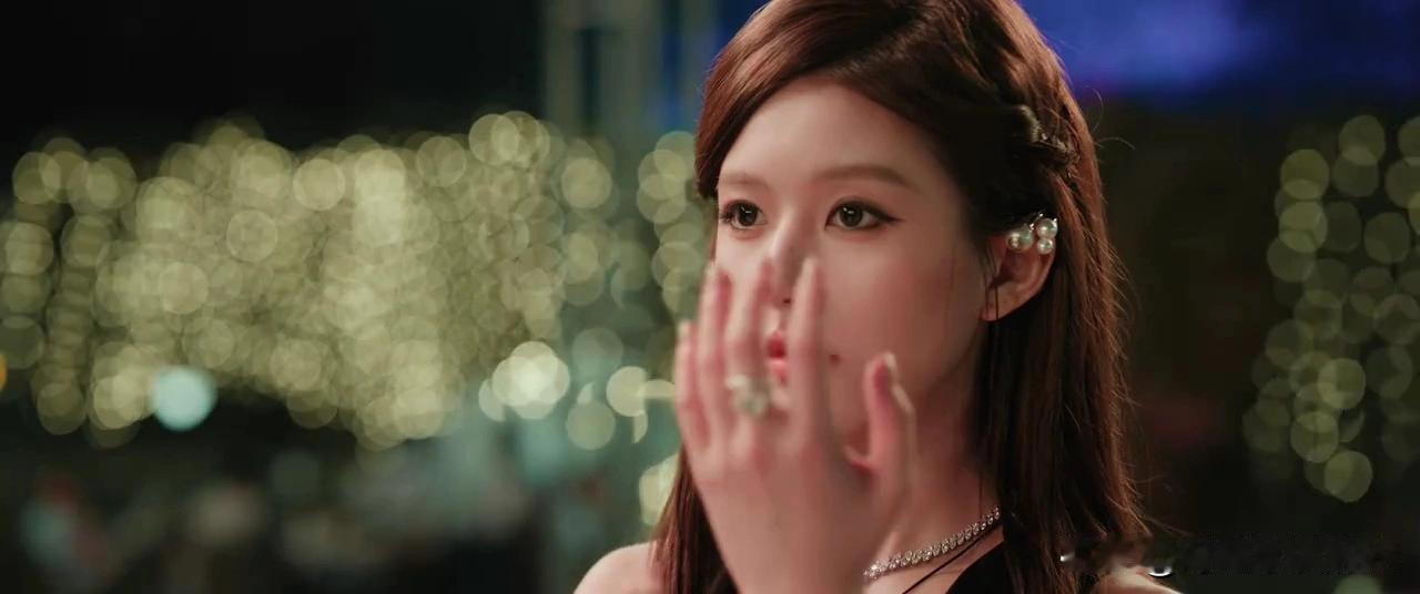 《许我耀眼》沈皓明你承认吧！从创可贴你就爱上许妍了酒店的互动小游戏，一个人表