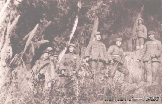 贺龙在向四川进军的途中。